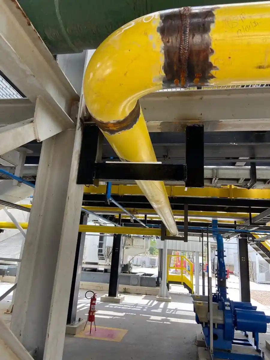 Tubulação amarela industrial — manutenção de fábricas Solutec AM Manaus